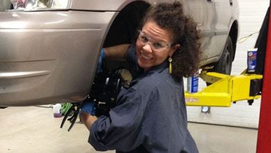 Photo of Woman-Owned Auto Repair Shop Lets Customers Get Their Hair and Nails Done While Waiting For Their Cars