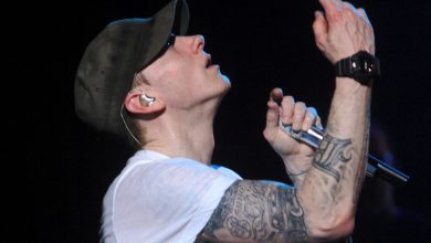 Photo of Eminem Kneels During Super Bowl Halftime Show And The Right Loses It