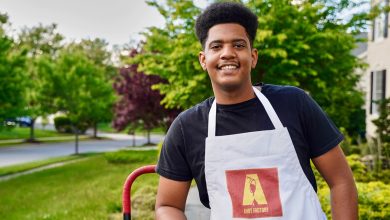 Photo of How 19-Year-Old Andy Burton Turned His Uncle Dell’s Mambo Sauce Into A Six-Figure Business