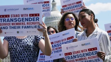 Photo of Trump signs executive order barring transgender people from military service