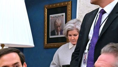 Photo of Is That Trump’s Mugshot Photo Hanging in the White House?