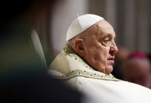 Photo of Pope Francis remains in critical condition as he battles double pneumonia, Vatican says