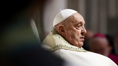 Photo of Pope Francis remains in critical condition as he battles double pneumonia, Vatican says