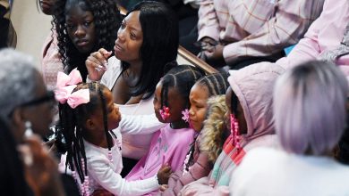 Photo of Pastor calls for compassion for mother who lost two children in Detroit during funeral