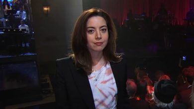 Photo of Aubrey Plaza makes first public appearance on ‘SNL50’ since husband Jeff Baena’s death