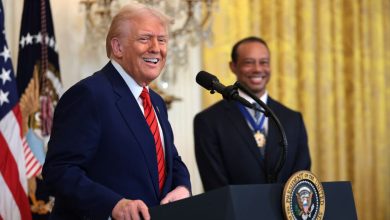 Photo of Trump celebrates Tiger Woods and others at Black History Month event, but doesn’t mention DEI