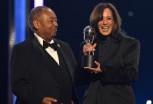 Photo of Kamala Harris gives urgent reminder while accepting Chairman’s Award at 56th NAACP Image Awards: ‘We know exactly what to do’