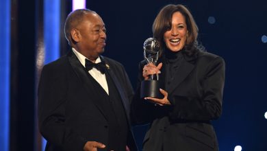 Photo of Kamala Harris gives urgent reminder while accepting Chairman’s Award at 56th NAACP Image Awards: ‘We know exactly what to do’