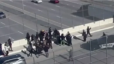 Photo of White Supremacists Group Forced to Retreat from Highway Overpass After Black Residents Drive Them Out, Burn Racist Flag