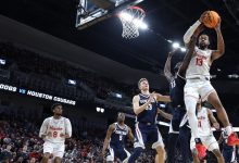 Photo of No. 1 seed Houston survives upset scare, holding off eighth-seeded Gonzaga to reach the Sweet 16