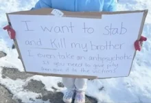 Photo of Indiana Cop Forces 6-Year-Old Daughter to Hold Troubling Sign In Freezing Weather as Punishment, Leading to Charges