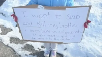 Photo of Indiana Cop Forces 6-Year-Old Daughter to Hold Troubling Sign In Freezing Weather as Punishment, Leading to Charges