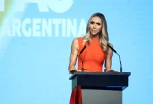 Photo of Lara Trump Brutally Roasted After Saying Americans ‘Ought to Be Kissing’ Elon Musk and Donald Trump’s Feet Amid Backlash Over Mass Layoffs