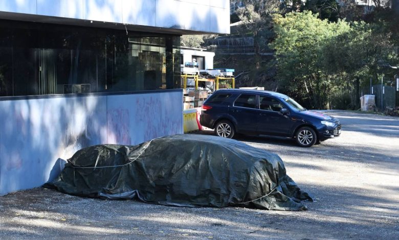 Photo of Victoria Police release CCTV footage of masked offenders who set cars on fire and graffitied business in Melbourne’s north-east
