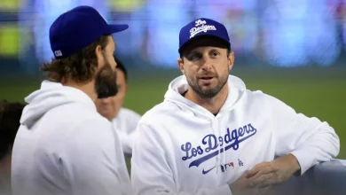 Photo of Clayton Kershaw, Max Scherzer were Dodgers teammates, but now their World Series roster roles are very different