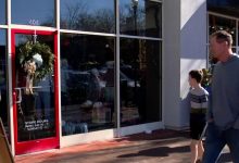 Photo of Shoppers hit streets for Small Business Saturday. Owners say it gives shoppers a more personal feel :: WRAL.com