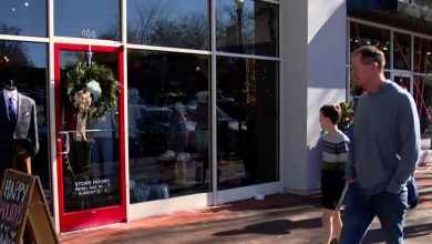 Photo of Shoppers hit streets for Small Business Saturday. Owners say it gives shoppers a more personal feel :: WRAL.com