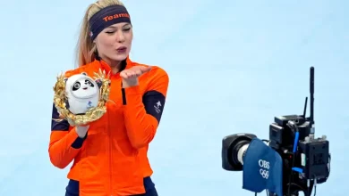 Photo of Jutta Leerdam’s ecstatic moment with stunning lookalike sisters gets mixed reviews